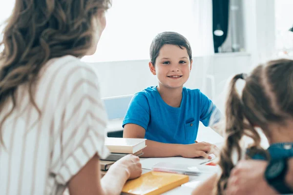 Vue Partielle Mère Des Enfants Faisant Leurs Devoirs Ensemble Maison — Photo