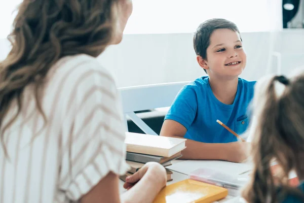 Vista Parziale Madre Figli Che Fanno Compiti Insieme Casa — Foto Stock