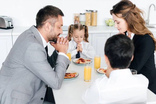 Familia Rezando Mesa Durante Desayuno Cocina Casa — Foto de Stock