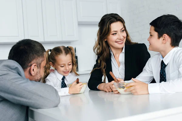 Famiglia Giacca Cravatta Uniforme Scolastica Fare Colazione Cucina Insieme — Foto Stock