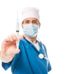 Close-up beeld van doctor in de medische masker houden spuit geïsoleerd op wit