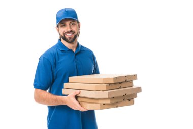 pizza kutuları tutarak ve üzerinde beyaz izole kamera gülümseyen mutlu teslimatçı