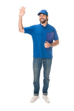 Pano tutarak ve üzerinde beyaz izole el sallayarak mutlu genç teslimat adam görünümünü tam uzunlukta 