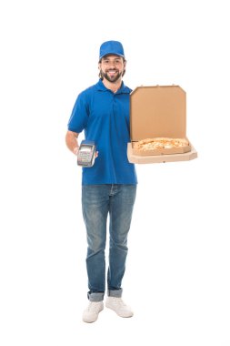 Beyaz pizza kutuları ve ödeme terminal, holding yakışıklı teslimat adam kameraya gülümseyen izole  