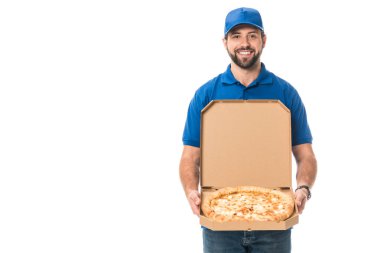 Pizza kutusu ve üzerinde beyaz izole kamera gülümseyen tutmak yakışıklı teslimatçı 