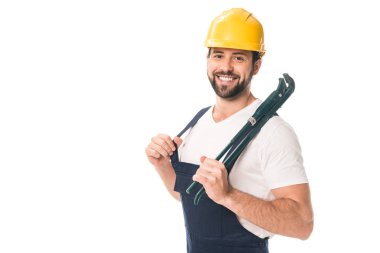 ayarlanabilir anahtarı tutan ve üzerinde beyaz izole kamera gülümseyen yakışıklı mutlu işçi 