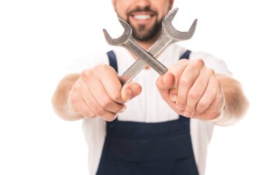 gülümseyen tamirci anahtarı üzerinde beyaz izole tutarak yakından görmek