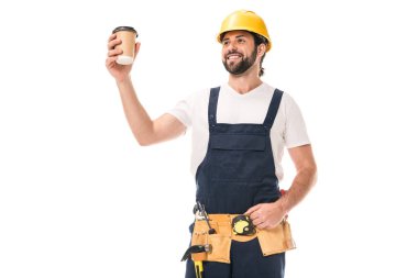 alet kemeri üzerinde beyaz kağıt bardak kahve ile izole tutmak yakışıklı mutlu işçi