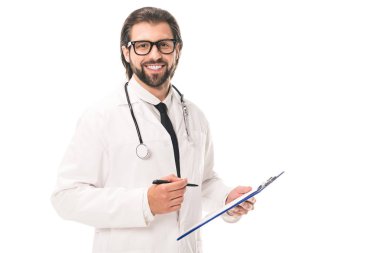 panoya yazma ve üzerinde beyaz izole kamera gülümseyen gözlük yakışıklı sakallı doktor