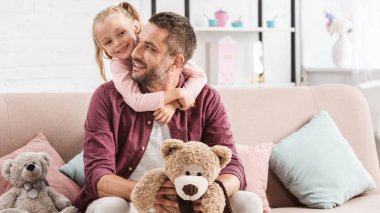 kucaklayan baba evde kanepe