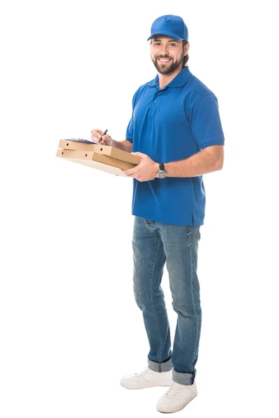 Beyaz Izole Panosuna Yazma Pizza Ile Kutuları Tutarak Mutlu Teslimatçı — Stok fotoğraf
