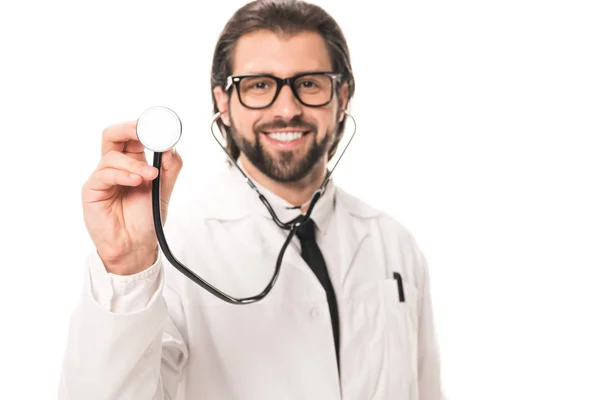 Szczęśliwy Lekarz Brodaty Biały Płaszcz Okulary Przytrzymanie Stetoskop Uśmiecha Się — Zdjęcie stockowe