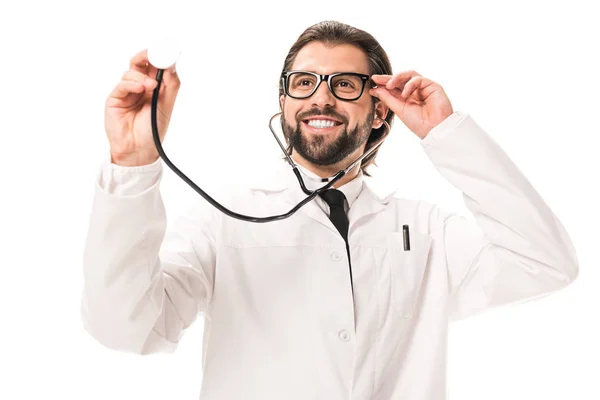 Médico Barbudo Feliz Casaco Branco Óculos Segurando Estetoscópio Isolado Branco — Fotos gratuitas