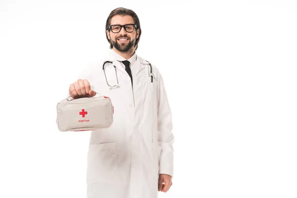 Guapo Doctor Anteojos Sosteniendo Botiquín Primeros Auxilios Sonriendo Cámara Aislada — Foto de stock gratuita