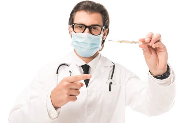 Doctor Medische Masker Wijzend Thermometer Kijken Naar Camera Geïsoleerd Wit — Gratis stockfoto