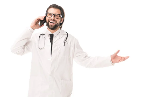 Neşeli Doktor Gözlük Beyaz Önlük Yanında Beyaz Izole Smartphone Konuşuyor — Ücretsiz Stok Fotoğraf