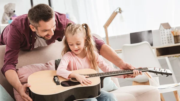 Apa Mosolygó Lánya Játszani Gitár Otthon — Stock Fotó