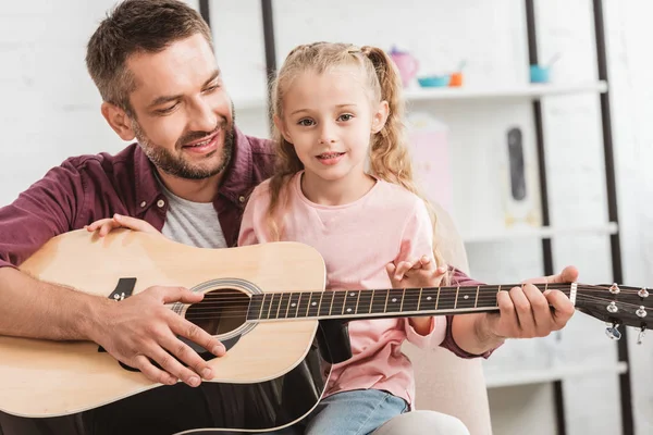 Ayah Dan Anak Yang Ceria Bersenang Senang Dan Bermain Gitar — Foto Stok Gratis