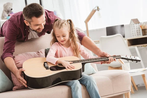 Vader Dochter Spelen Gitaar Thuis — Gratis stockfoto