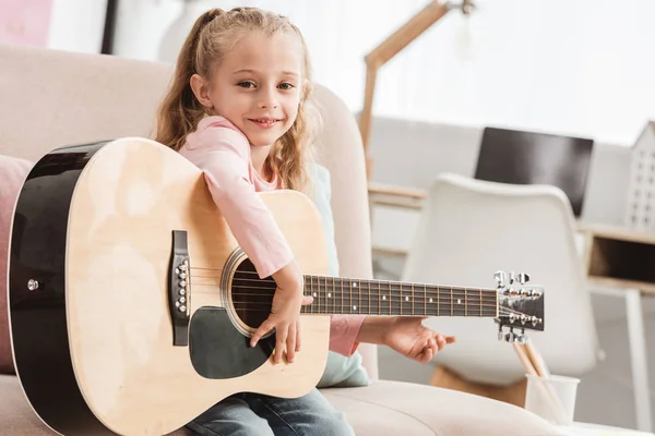 Enfant Souriant Jouant Guitare Maison — Photo gratuite