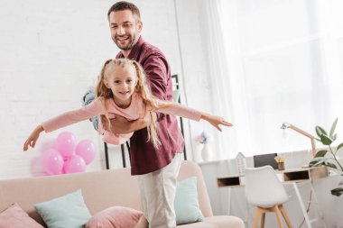 Baba kızın kollarında holding ve having fun