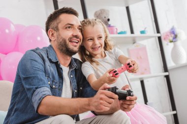 Baba ve eğlenmek ve oyun çubukları ile oynayan kız