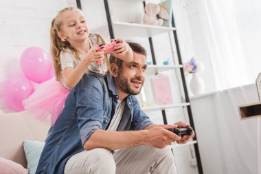 Baba ve kızı eğleniyor ve joystick ile oyun oynama