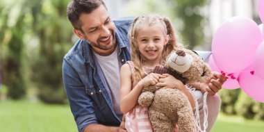 Baba ve kızı oyuncak ayı Lawn ile