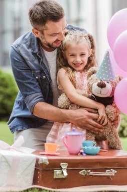Baba ve kızı teddy ile çim çay partisi oynamaya ayı