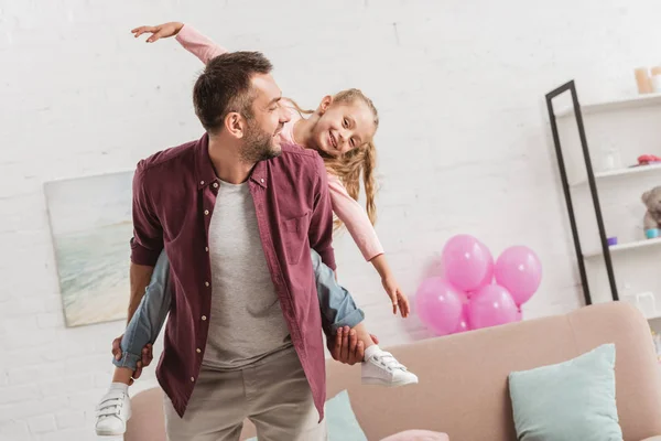 Pai Dando Piggyback Para Filha Divertindo Casa — Fotografia de Stock