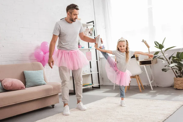 Father Helping Daughter Stand One Leg — Stock Photo, Image