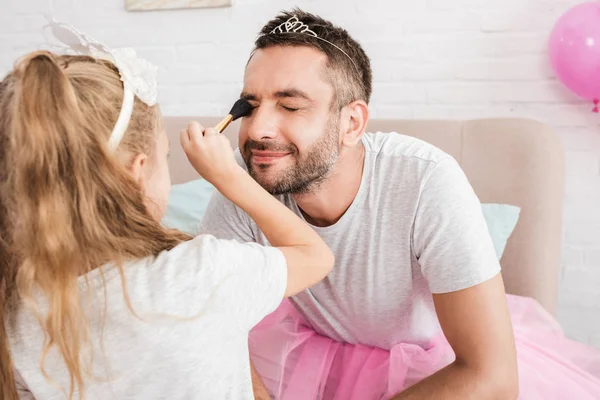 Blond Dcera Dělá Make Pomocí Štětce Otci — Stock fotografie