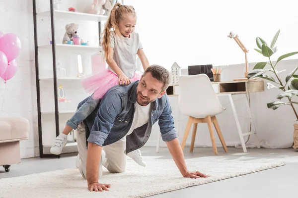 Daughter Sitting Father Back Smiling Home — Stock Photo, Image