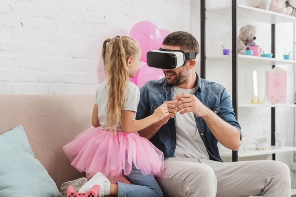 Отец Дочь Веселятся Используют Гарнитуру Виртуальной Реальности Диване — Бесплатное стоковое фото