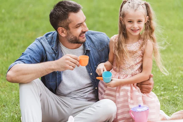 Father Daughter Playing Tea Party Lawn — Free Stock Photo