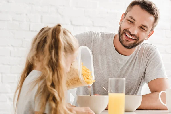 Father Daughter Eating Cornflakes Looking Each Other — Stock Photo, Image