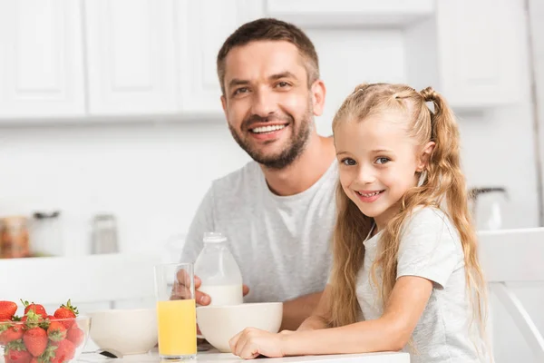 Padre Hija Desayunando Mirando Cámara —  Fotos de Stock