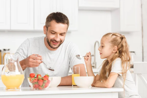 Father Daughter Having Breakfast Kitchen — Stock Photo, Image