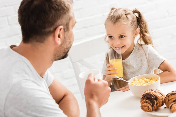 Father Daughter Having Breakfast Looking Each Other — Stock Photo, Image