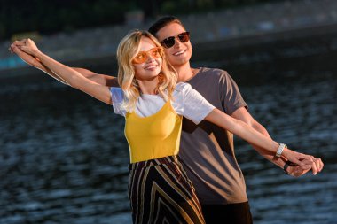 Elele ve having fun nehir sahilde akşamları genç çift