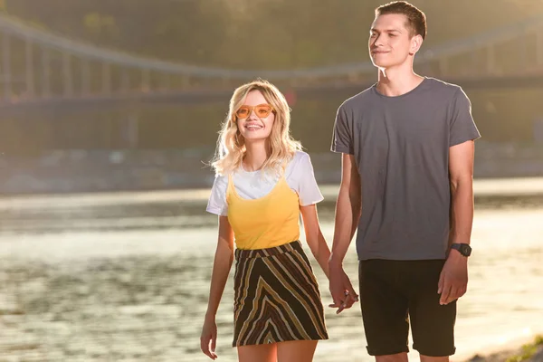 Young Couple Walking River Beach Evening Holding Hands — Free Stock Photo