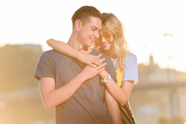 Girlfriend Hugging Boyfriend River Beach Evening Holding Hands — Free Stock Photo
