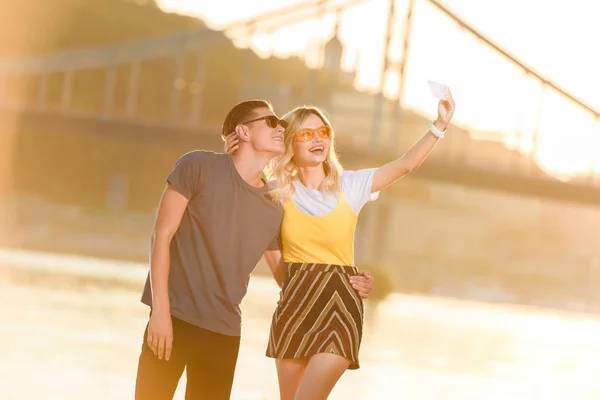 Happy Young Couple Taking Selfie Smartphone River Beach Evening — Free Stock Photo