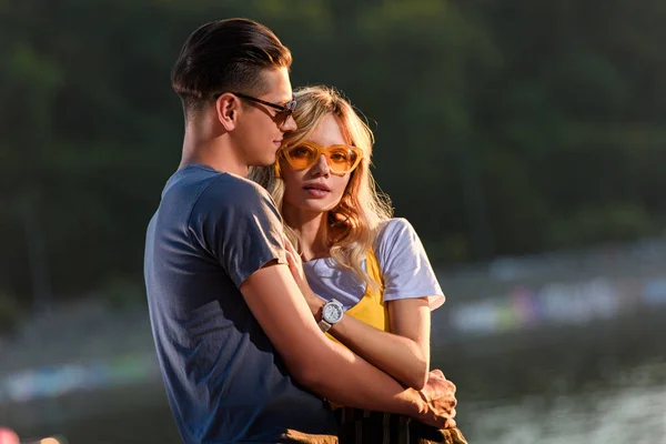 Jeune Couple Étreignant Sur Plage Rivière Soirée Petite Amie Regardant — Photo