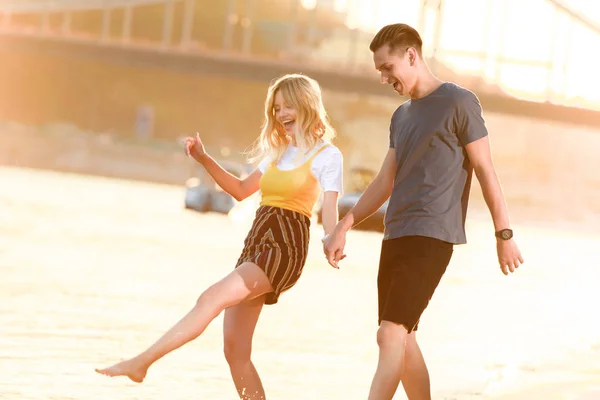 Young Couple Holding Hands Having Fun River Sunset — Free Stock Photo