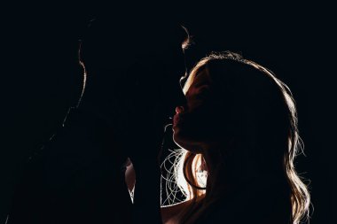 Karanlıkta öpüşme şehvetli heteroseksüel çift siluetleri