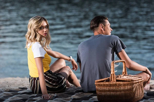 Junges Paar Beim Picknick Flussstrand Abend Freundin Blickt Die Kamera — kostenloses Stockfoto