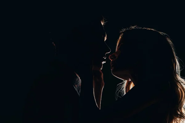 Silhouettes Boyfriend Girlfriend Going Kiss Dark — Stock Photo, Image