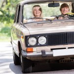 Senior couple conduite beige vintage voiture
