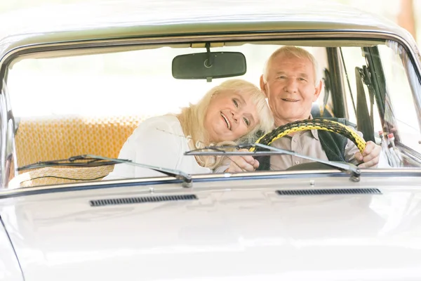 Senior Woman Embracing Man Beige Car — Free Stock Photo